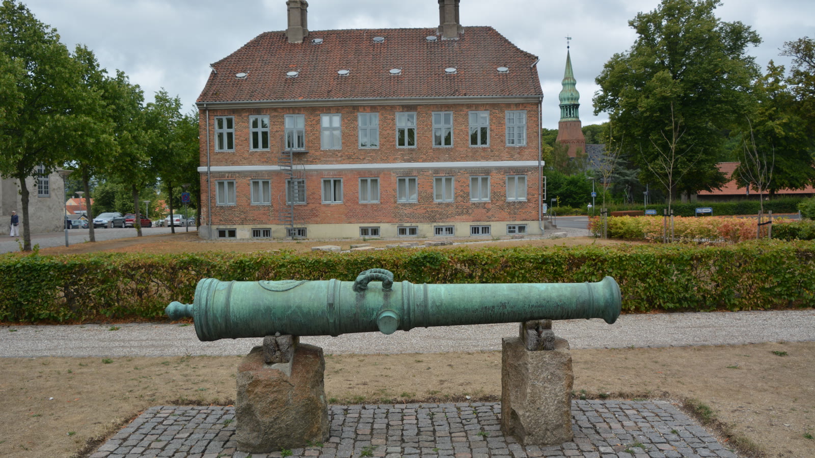 Palæet ved Torvet med en bronzekanon på stativ i forgrunden.